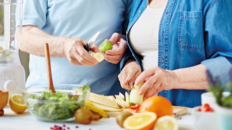 [Translate to Romania:] A couple is cooking